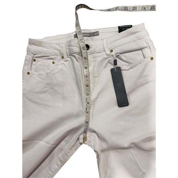 NWT Tractr Mid Rise Bermuda Shorts White Sz 8 Distressed - Picture 8 of 10